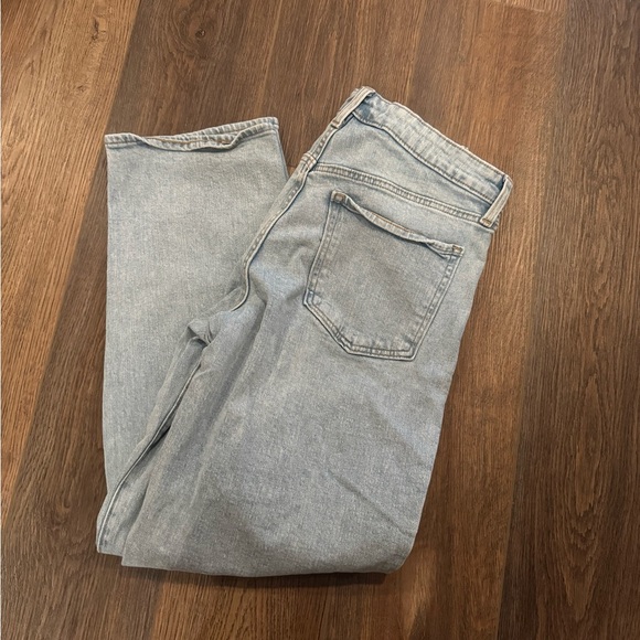 Old Navy Light Wash Straight Jeans - Picture 3 of 4